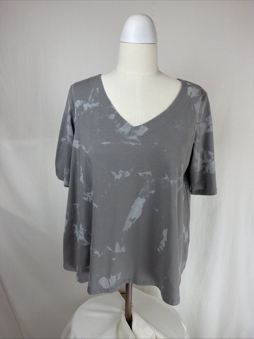 NWT Luukaa "Earth" Gray Short Sleeve V Neck Top Size LARGE #0695